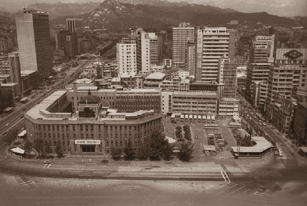 Seoul City Hall, 1977 (Courtesy of Seoul Metropolitan Government)