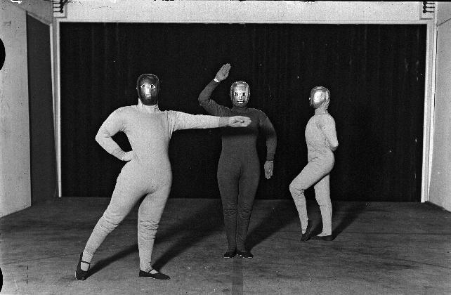 オスカー・シュレンマー、空間の踊り、「中心に向けた動作」、1927-28(1989年ガラスネガプリント)、バウハウス・デッサウ財団