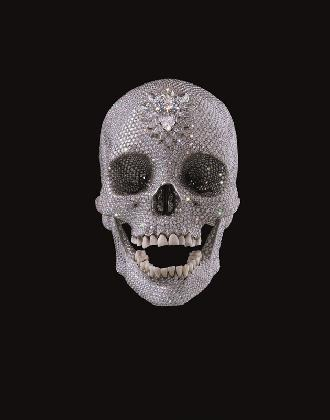 ‹For the Love of God›, 2007, Platinum, diamonds and human teeth, 17.1 × 12.7 × 19 cm. Private Collection. © Damien Hirst and Science Ltd. All rights reserved, DACS 2026. Photographed by Prudence Cuming Associates
